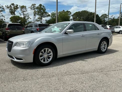 Used 2023 Chrysler 300 Touring RWD image 2