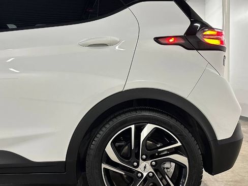 Used 2023 Chevrolet Bolt LT w/ Infotainment Package FWD image 10