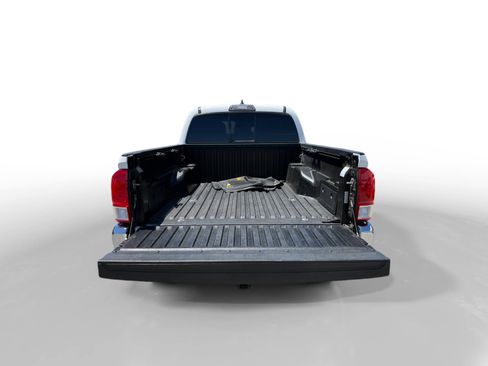 Used 2017 Toyota Tacoma SR5 w/ Tow Package RWD image 17