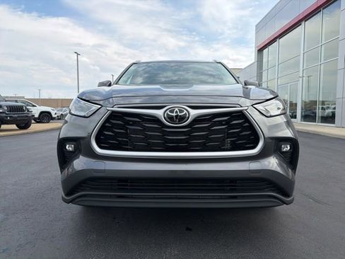 Used 2023 Toyota Highlander XLE image 2