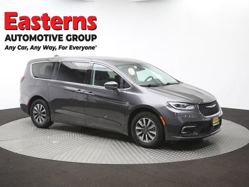 Used 2022 Chrysler Pacifica Touring-L w/ Uconnect Theater Family Group FWD image 49