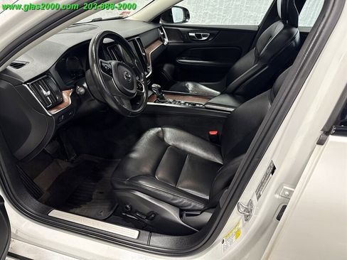 Used 2021 Volvo S60 T5 Momentum image 3