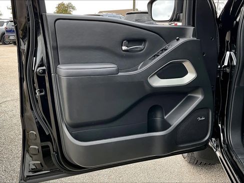 Used 2023 Nissan Frontier SV w/ SV Premium Package image 21