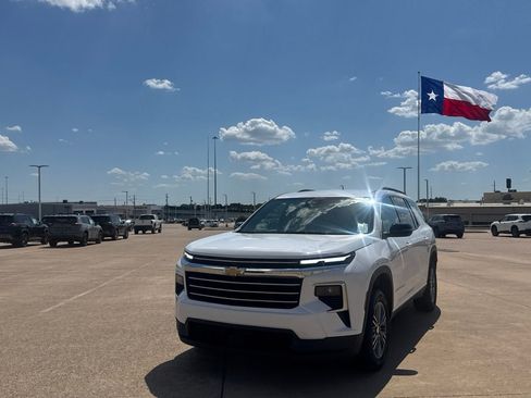 Used 2025 Chevrolet Traverse LT FWD image 7