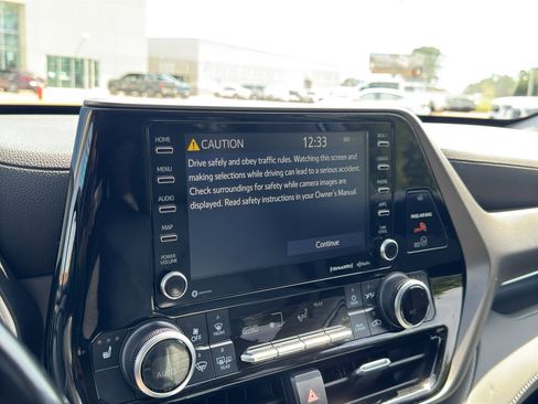 Used 2021 Toyota Highlander XLE image 24