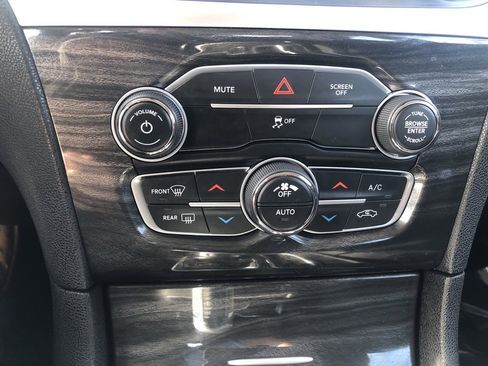 Used 2018 Chrysler 300 Touring L image 16