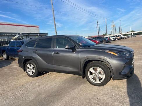 Used 2024 Toyota Highlander LE AWD/4WD image 4