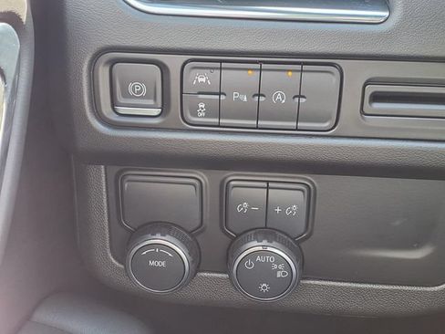 Used 2024 Chevrolet Suburban RST RWD image 16