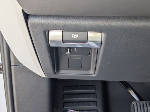 New 2026 Land Rover Defender 130 X-Dynamic SE image 17