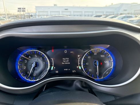 Used 2025 Chrysler Pacifica Select image 13