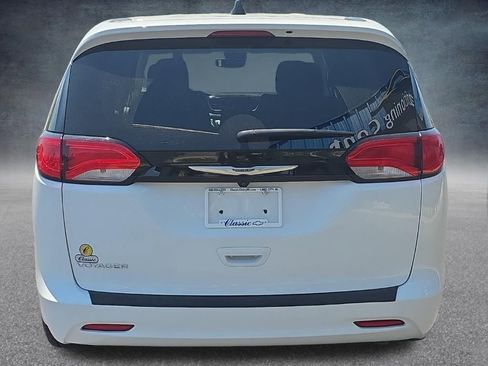 Used 2023 Chrysler Voyager LX FWD image 5
