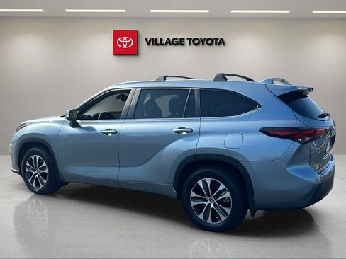 Certified 2024 Toyota Highlander XLE FWD image 3