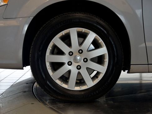 Used 2015 Chrysler Town & Country Touring FWD image 11
