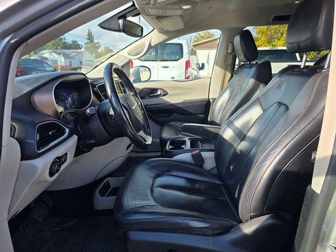 Used 2019 Chrysler Pacifica Touring-L image 22
