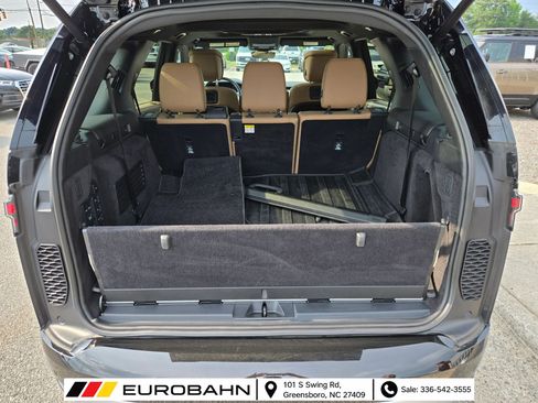 Used 2024 Land Rover Discovery Metropolitan Edition AWD/4WD image 36
