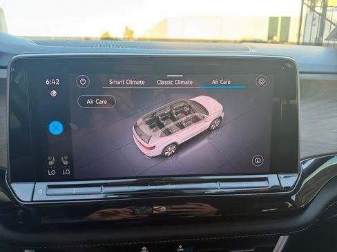 Used 2024 Volkswagen Atlas SE w/ Panoramic Sunroof Package FWD image 23
