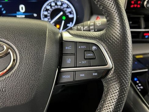 Used 2023 Toyota Sienna Limited image 43