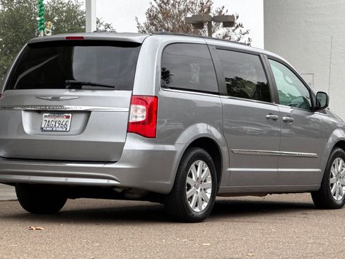 Used 2013 Chrysler Town & Country Touring image 9