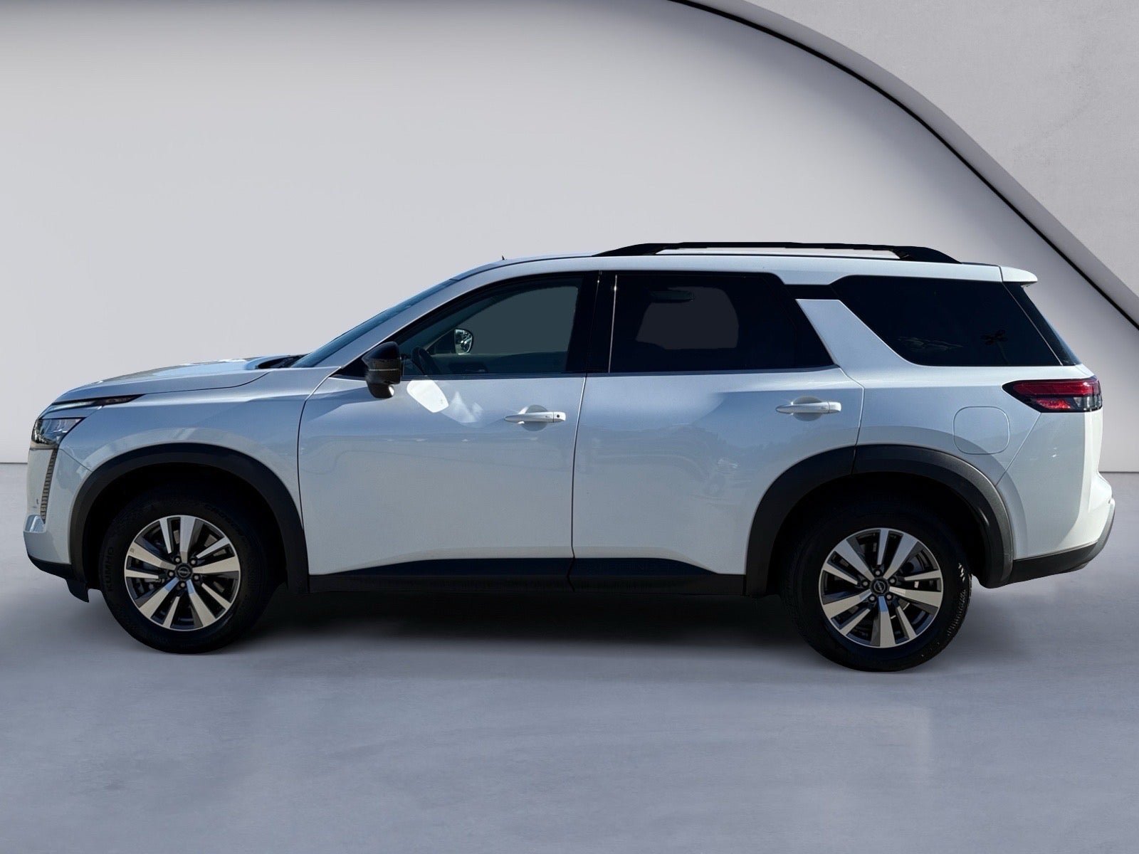 Used 2026 Nissan Pathfinder SL FWD image 2