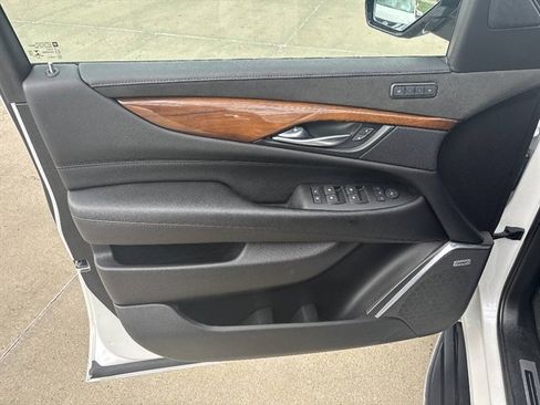 Used 2019 Cadillac Escalade ESV Luxury image 3