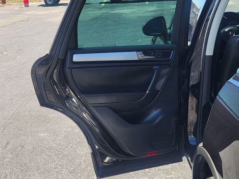 Used 2015 Volkswagen Touareg Sport image 11