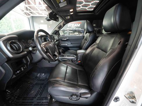 Used 2019 Toyota Tacoma SR5 AWD/4WD image 9