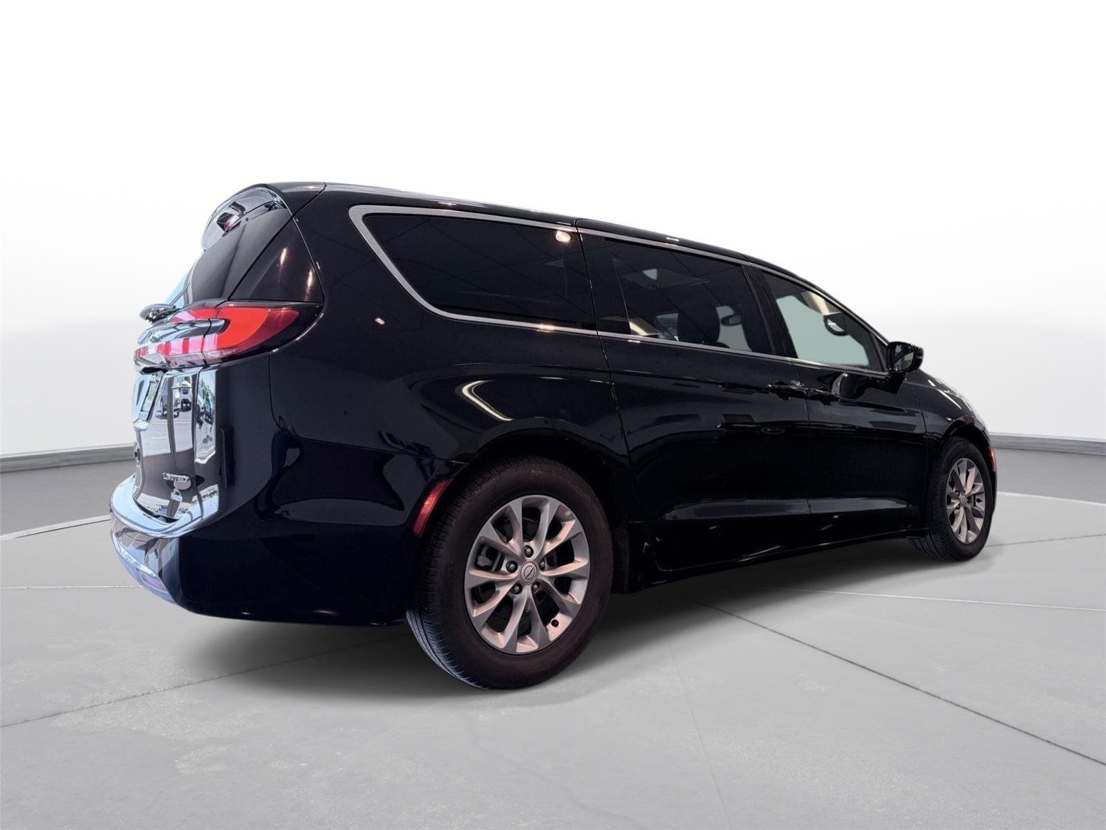 Used 2026 Chrysler Pacifica Limited FWD image 6