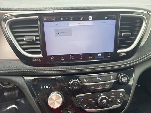 Used 2023 Chrysler Pacifica Limited w/ Uconnect Theater Family Group FWD image 15