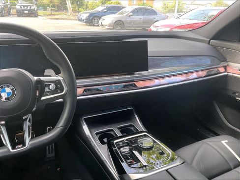 Used 2023 BMW 740i image 9