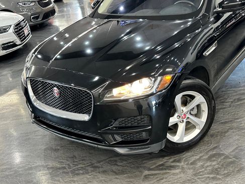 Used 2017 Jaguar F-PACE Premium image 4