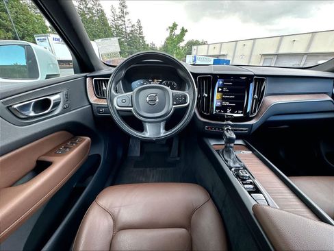 Used 2021 Volvo XC60 T5 Momentum w/ Advanced Package AWD/4WD image 8