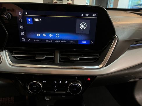 Used 2025 Chevrolet Trax LT FWD image 17