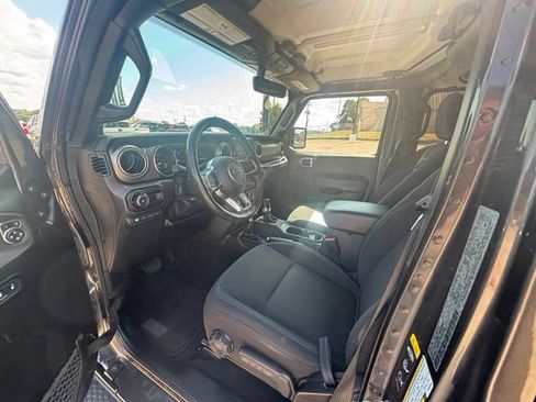 Used 2023 Jeep Wrangler Unlimited Rubicon 4xe w/ Cold Weather Group AWD/4WD image 11