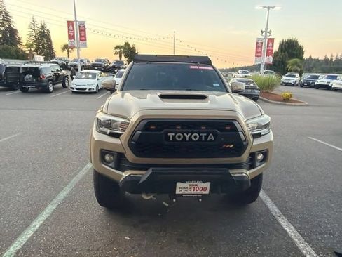 Used 2017 Toyota Tacoma TRD Sport w/ Premium & Technology Package AWD/4WD image 2
