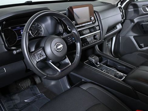 Used 2025 Nissan Pathfinder SV image 12
