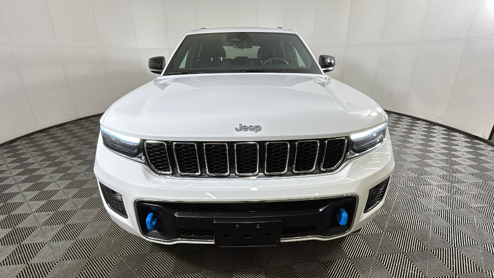 Used 2023 Jeep Grand Cherokee Overland w/ Luxury Tech Group IV AWD/4WD image 8