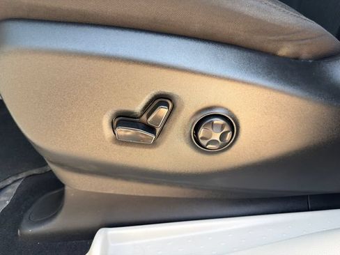 Used 2023 Chrysler Voyager LX FWD image 21
