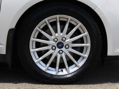 Used 2015 Ford C-MAX Energi SEL w/ Equipment Group 302A FWD image 23