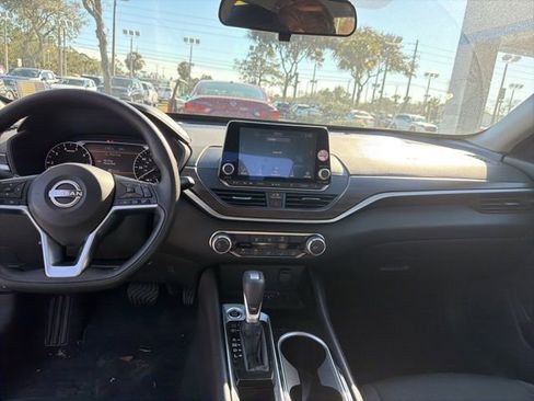 Used 2024 Nissan Altima 2.5 SV image 8