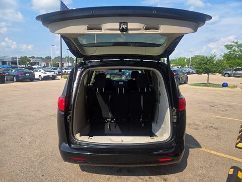 Used 2022 Chrysler Voyager LX FWD image 7