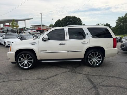 Used 2013 Cadillac Escalade Luxury AWD/4WD image 2