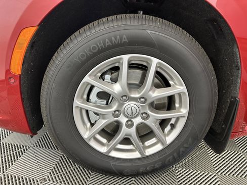 Used 2025 Chrysler Pacifica Select image 14