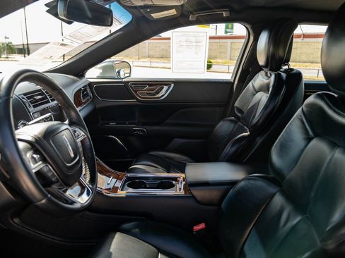 Used 2017 Lincoln Continental Select image 13