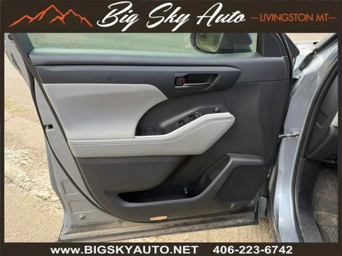 Used 2023 Toyota Highlander LE AWD/4WD image 11