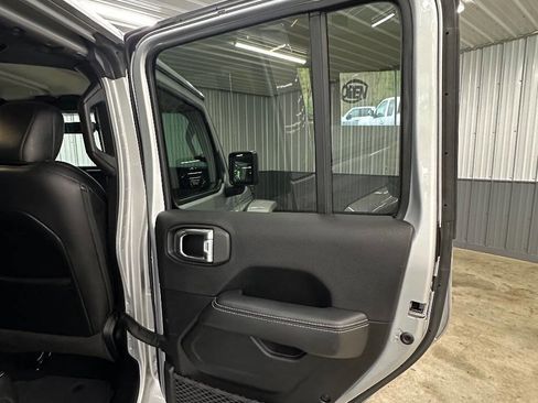 Used 2022 Jeep Gladiator Overland w/ Popular Equipment Package AWD/4WD image 34