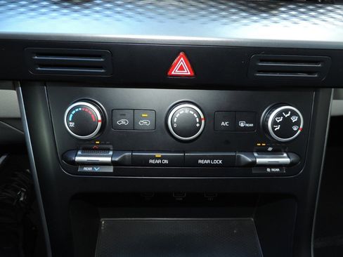 Used 2022 Kia Carnival LX image 19