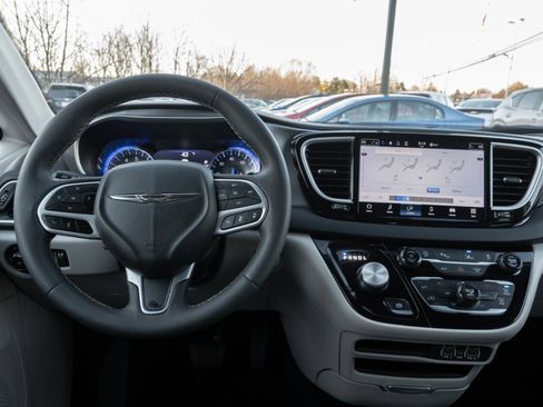 Used 2024 Chrysler Pacifica Touring-L image 27