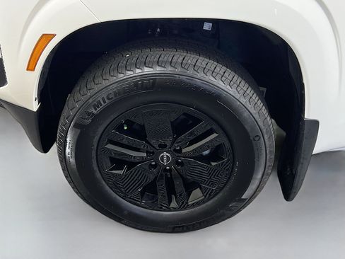 Used 2025 Nissan Frontier SV w/ SV Convenience Package AWD/4WD image 13