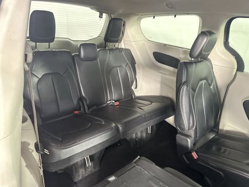 Used 2022 Chrysler Pacifica Touring-L FWD image 23
