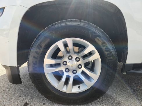 Used 2019 Chevrolet Suburban LT RWD image 7
